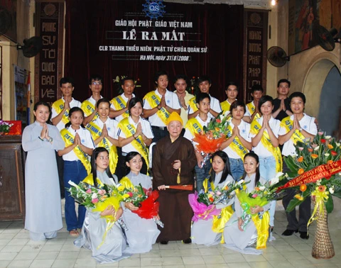 HT Thich Thanh Tứ cùng các Thanh viên CLB Quán Sứ